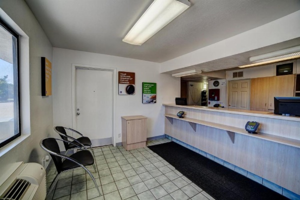 Super 7 Inn image 10