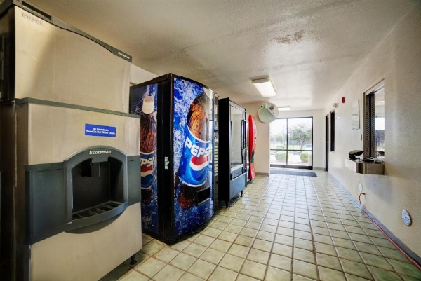 Super 7 Inn image 11