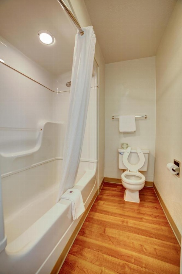 Super 7 Inn image 12