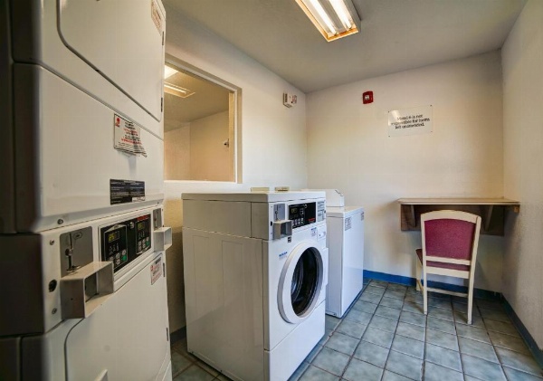 Super 7 Inn image 14