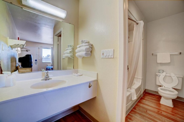 Super 7 Inn image 15