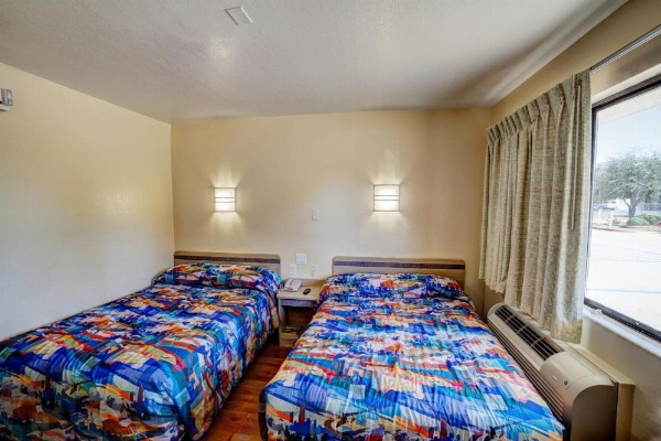 Super 7 Inn image 16