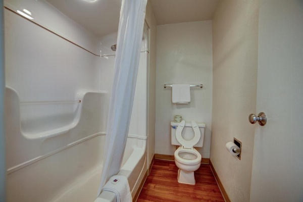 Super 7 Inn image 17