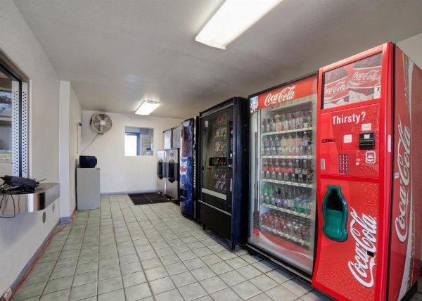 Super 7 Inn image 18