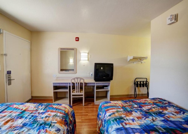 Super 7 Inn image 19