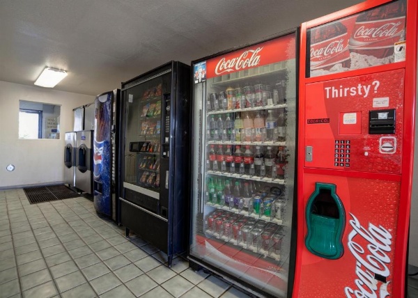 Super 7 Inn image 21