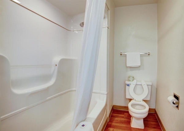 Super 7 Inn image 23