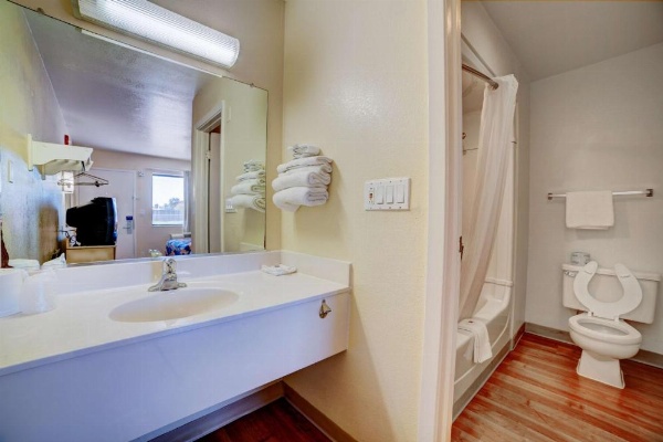 Super 7 Inn image 24