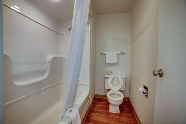 Super 7 Inn image 25