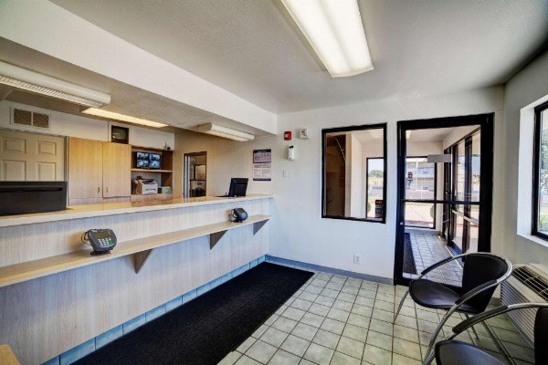 Super 7 Inn image 26