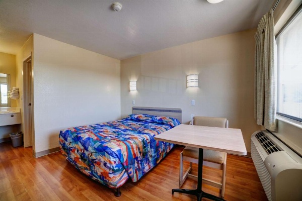 Super 7 Inn image 29