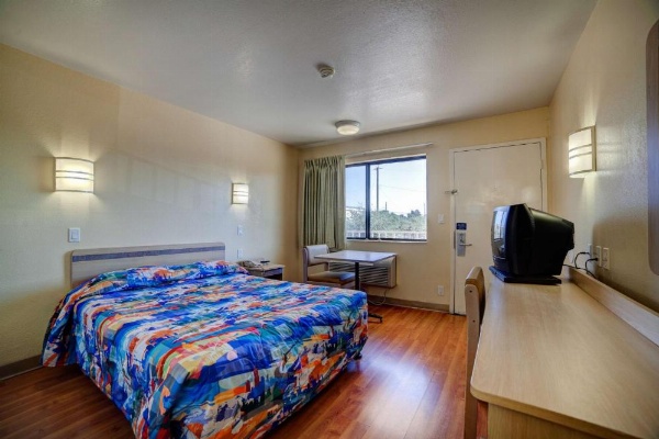 Super 7 Inn image 30